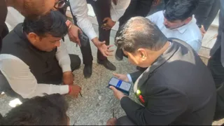 धमाके के बाद मौके पर जमा वकील व अन्य।