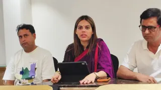 खरगोन में पत्रकारों सें वार्ता करतीं नाजिया इलाही खान और फिल्म निर्देशक सनोज मिश्रा।