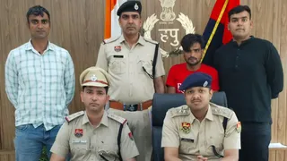 साइबर अपराध शाखा टीम की गिरफ्त में आरोपित समयदीन। जागरण