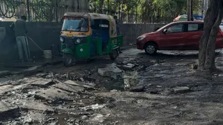 खिचड़ीपुर के पास मुख्य सड़क के किनारे फुटपाथ पर होता वाहनों को धोने का कार्य । जागरण