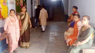 सुदामा प्रसाद विद्यास्थली स्कूल में घटना के दौरान महिला कर्मचारी। जागरण