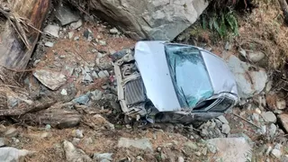 मंडी के बगस्याड में 500 फीट गहरी खाई में गिरी कार। जागरण