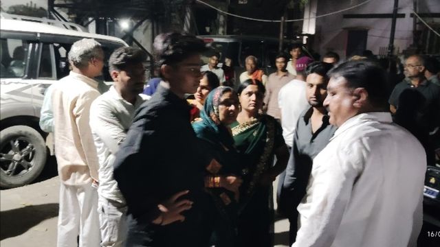 मिर्जापुर में पुलिस चौकी के पास आश्रम से लौट रहे श्रद्धालुओं से मारपीट, मंगलसूत्र छीनने का आरोप
