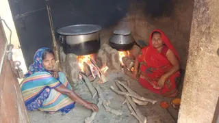दानापुर विद्यालय में लकड़ी पर बन रहा मध्याह्न भोजन