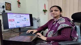 एमएनएनआइटी इलाहाबाद स्थित जैव प्रौद्योगिकी विभाग की प्रयोगशाला में शैवाल से बायोडीजल निर्माण की जानकारी देतीं प्रो. मोनिका प्रकाश राय। जागरण