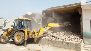 अवैध निर्माण पर चलता बुलडोजर