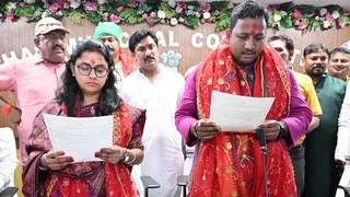 महापौर भोलू पासवान ने पूजा कुमारी को उपमहापौर पद की शपथ दिलाई।