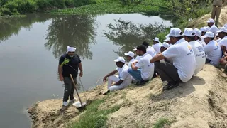 बरनावा में यात्रा में शामिल अपने सहयोगियों को नदी के बारे में जानकारी देते भारतीय नदी परिषद के संस्थापक रमनकांत त्यागी।