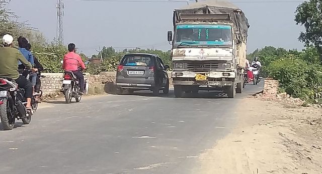 कुशीनगर में मेहड़ा नाला पुल निर्माण की सुस्त रफ्तार, आवागमन में बढ़ा खतरा
