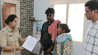 पुलिस को आवेदन देते मोनालिसा के स्वजन।