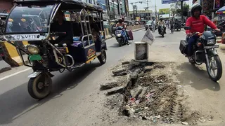 सहारनपुर में घंटाघर से भगत सिंह मार्केट मार्ग के पास बैठी सड़क। जागरण