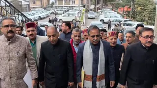 शिमला स्थित हिमाचल विधानसभा परिसर के बाहर नारेबाजी करते हुए बढ़ते भाजपा विधायक। जागरण
