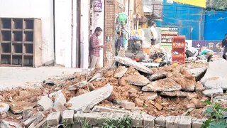 नगर निगम की टीम ने सीबीगंज में अतिक्रमण हटाने में किया पक्षपात, शिकायतकर्ता का चबूतरा तोड़ा, जबकि अन्य अतिक्रमण छोड़ा।