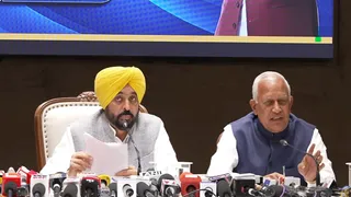 प्रेस कॉन्फ्रेंस के दौरान मीडिया से बातचीत करते हुए सीएम भगवंत मान व मंत्री बरिंदर गोयल।