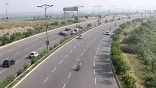 डीएनडी फ्लाइवे टोल प्लाजा पर एक क्लोवर लीफ के जरिये नोएडा सेक्टर-94 तक करीब तीन किलोमीटर लंबा एलिवेटेड रोड से मिलेगा समाधान।