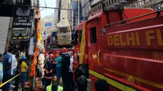 पालम में आग लगने की यह कोई पहली घटना नहीं है जिसमें एक ही परिवार पर दुखों का पहाड़ गिरा हो।