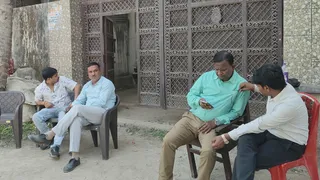 एग्जीक्यूटिव इंजिनियर के घर के बाहर मौजूद पदाधिकारी।