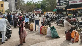 हापुड़ में गैस की किल्लत से लोग परेशान।