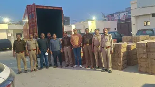 ग्रेटर नोएडा: बरामद शराब के साथ आबकारी विभाग की टीम।