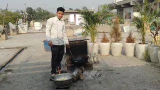 लकड़ी, कोयले की आंच पर तैयार होने लगा जायका।