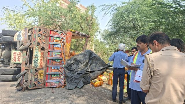 यमुना एक्सप्रेसवे इंटरचेंज पर चावल से भरा ट्रक पलटा, चालक घायल; होटल की दीवार गिरने से बची