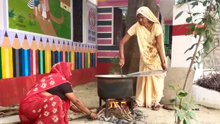 बरेली के एक स्कूल में चूल्हे पर बनता मिड-डे-मील