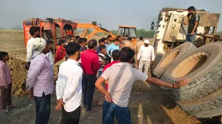 हादसे के बाद मौके पर पहुंचे लोग।