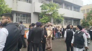 अमृतसर में चुनाव के दौरान एकत्रित वकील।