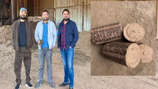 बिजनौर में फसल अवशेष से बायो पैलेट बनाने वाली फैक्ट्री में तीनों दोस्त। इंसेट में यहां बनाए गए बायो पैलेट।
