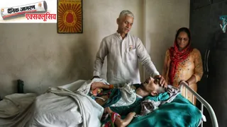 कोमा में सो रहे हरीश राणा को निहारते उनके माता-पिता। फाइल फोटो