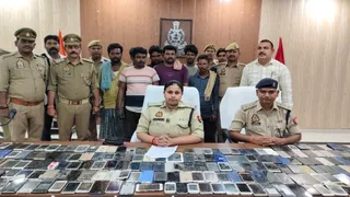 मीरजापुर में अंतरराज्यीय साइबर ठग गिरोह का भंडाफोड़, पुराने मोबाइल डेटा बेचकर करते थे ठगी।