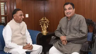 केंद्रीय सड़क परिवहन मंत्री नितिन गडकरी से उनके आवास पर चर्चा करते दक्षिणी दिल्ली सांसद रामवीर सिंह बिधूड़ी। सौ. सांसद कार्यालय