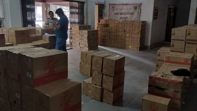 बिहार में सरसों तेल की आड़ में लाई जा रही 4700 लीटर शराब जब्त, ट्रक समेत दो तस्कर गिरफ्तार
