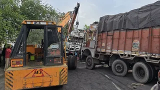 नाभा के गांव चहल नजदीक हुए सड़क हादसे में जेसीबी मशीन ट्रकों को सड़क किनारे लगाते हुए।
