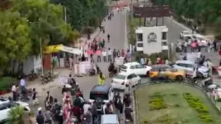 पटियाला में पंजाबी यूनिवर्सिटी के गेट पर खड़े स्टूडेंट्स।