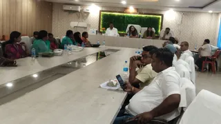 नगर परिषद की बैठक में मुख्य पार्षद व अन्य। जागरण