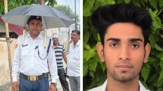 स्मार्ट छाता लगाए यातायात पुलिसकर्मी, छात्र आदित्य कुमार
