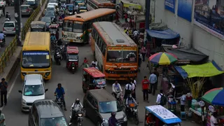 पुराने बस अड्डे के पास अंबेडकर रोड पर अतिक्रमण के कारण लग रहा जाम। फोटो: जागरण