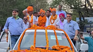 टाटा मोटर्स में एक समान ग्रेड से खुशी की लहर। (फोटो: जागरण)