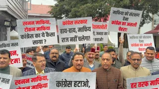 शिमला विधानसभा के बाहर प्रदर्शन करते भाजपा विधायक। जागरण