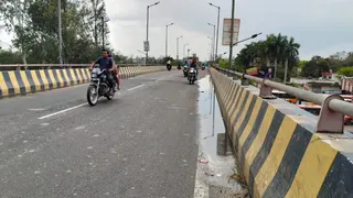 क्षतिग्रस्त सेटेलाइट फ्लाइओवर। जागरण
