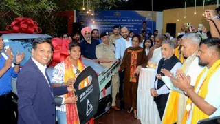 दीप्ति शर्मा टाटा सिएरा की चाबी प्राप्त करते हुए। साथ हैं अशोक ऑटो सेल्स की एमडी रंजना बंसल।
