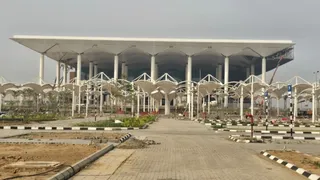 नोएडा इंटरनेशनल एयरपोर्ट पर उद्घाटन के लिए तैयार खड़ी शानदार टर्मिनल बिल्डिंग। मनोज कुमार शर्मा