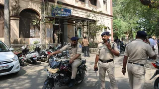 बम से उडाने की धमकी के बाद संभागायुक्त कार्यालय को खाली कराकर पूरी जांच की गई ।