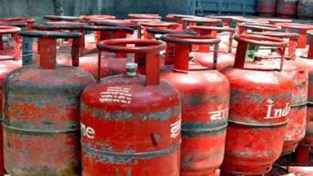 देवर‍िया के भलुअनी में मिठाई की दुकान पर छापा, पकड़े गए दो घरेलू गैस सिलिंडर
