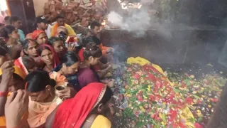 देवी स्थान पर पूजा अर्चना करते श्रद्धालु। जागरण