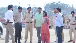 गंगा घाट का निरीक्षण करते जिलाधिकारी डॉ. त्यागराजन एसएम, नगर आयुक्त यशपाल मीणा व अन्य। (सौ. जिला प्रशासन)