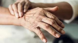 पार्किंसंस डिजीज के बारे में सामने आई चौंकाने वाली बातें (Picture Courtesy: Freepik)