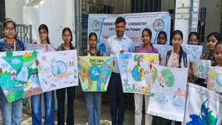 मेकिंग पोस्टर प्रतियोगिता में शामिल सीएमपी डिग्री कॉलेज के विद़्यार्थी। सौजन्य : विभाग