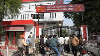प्रयागराज के प्रधान डाकघर व पासपोर्ट ऑफिस को बम से उड़ाने की धमकी के बाद बंद किया गया मुख्य द्वार। जागरण